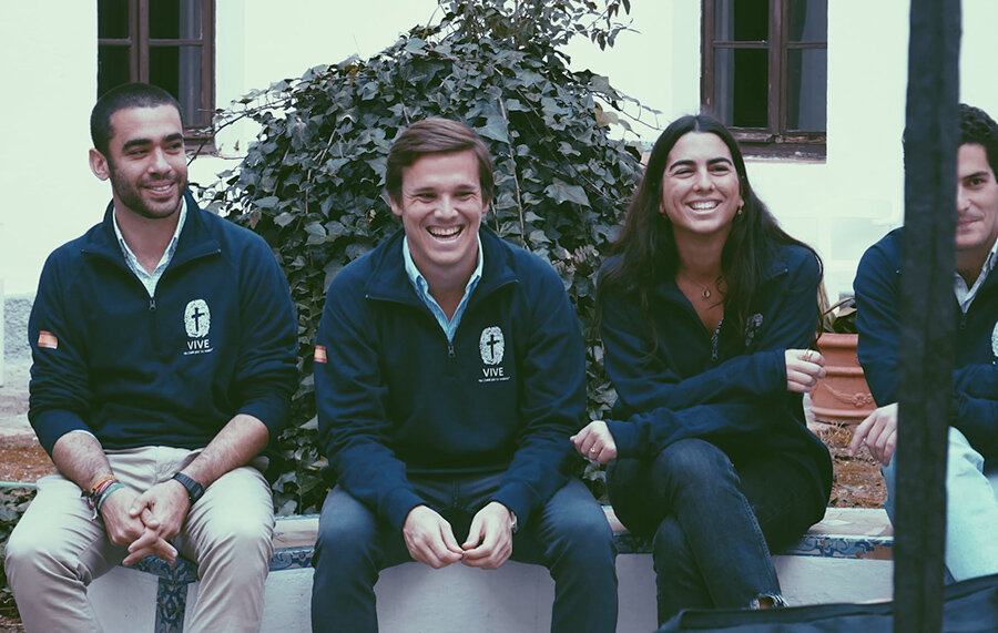 J&oacute;venes del Regnum Christi.