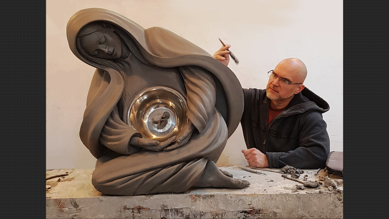 Monumento a la Vida junto al escultor Tim Schmalz.