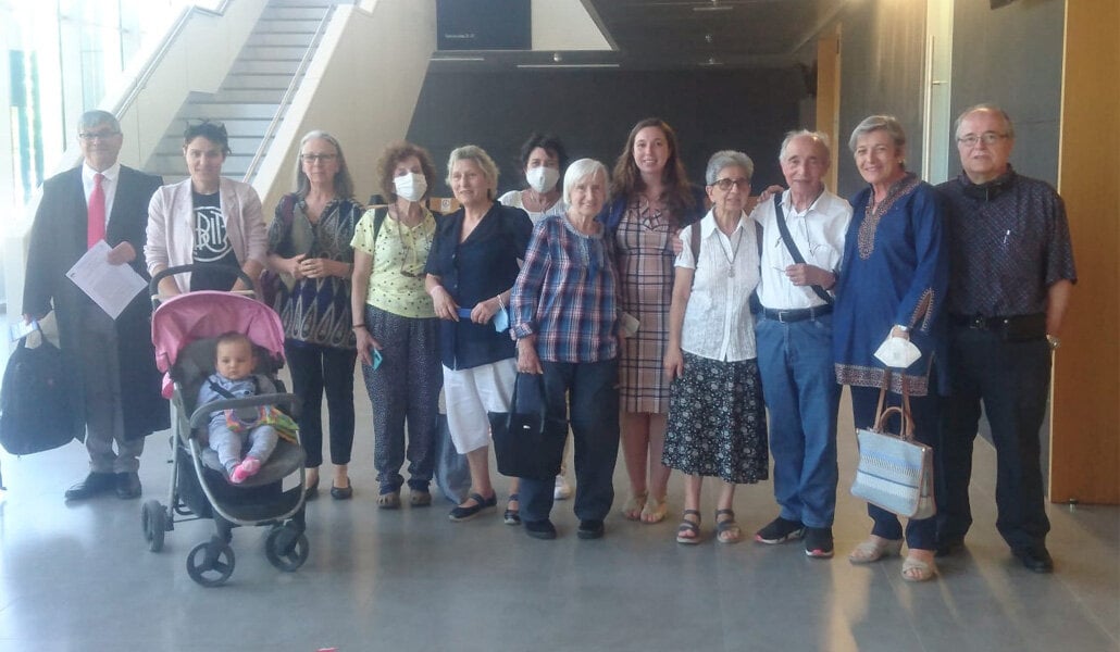 Acusados y voluntarios de AMAVI antes de entrar al juicio.