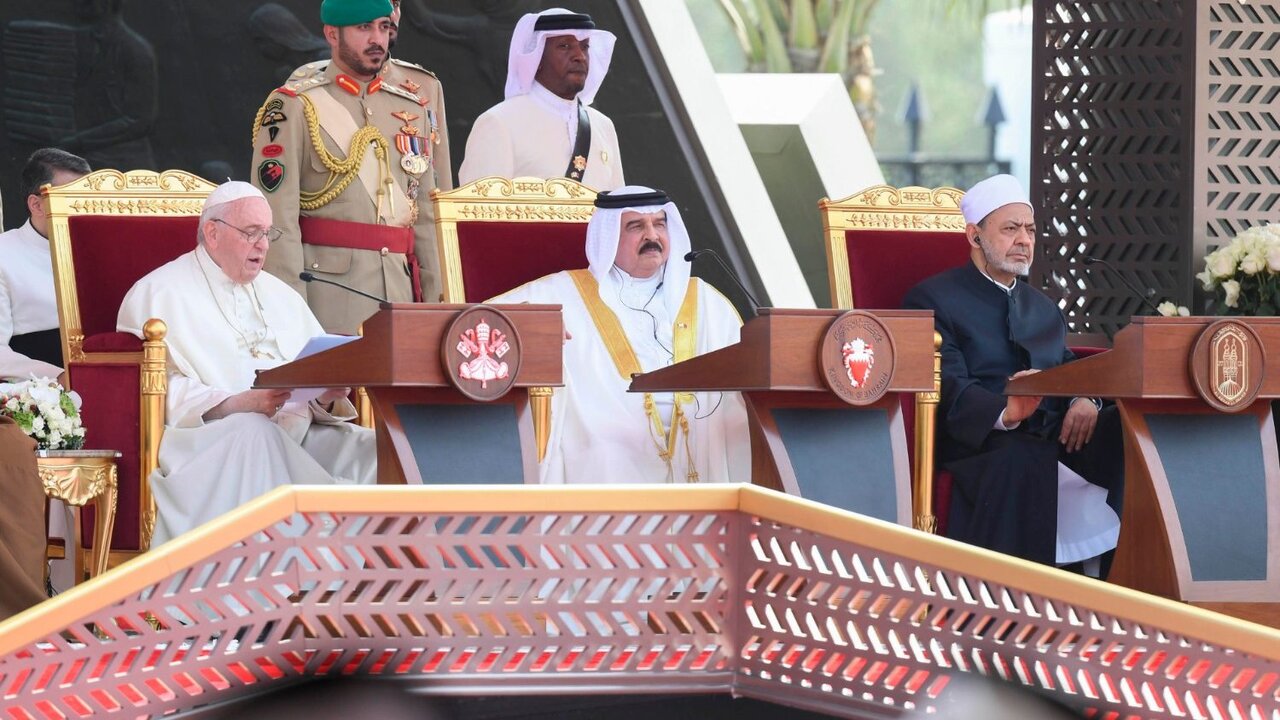 El Papa Francisco junto al rey de Baréin y el gran imán de Al-Azhar, Mohamed Aḥmed al-Tayyib. 