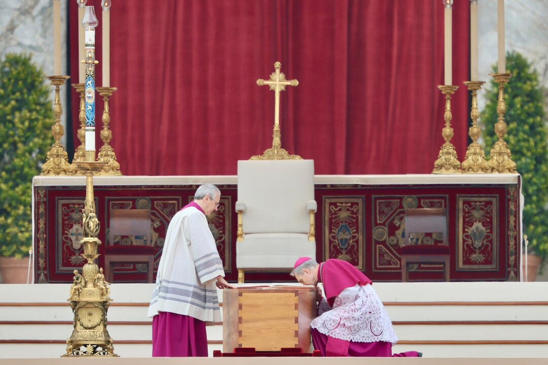 El arzobispo Georg Gänswein (derecha), besando el f&eacute;retro de Benedicto XVI. Credito EWTN Vatican.