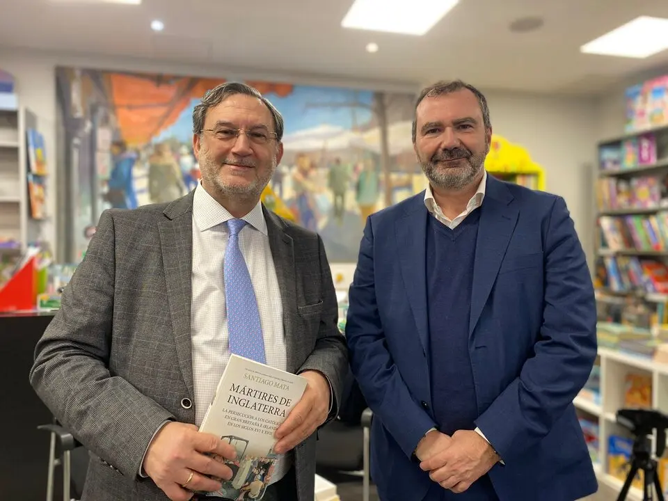 Santiago Mata con José Francisco Serrano en la presentación del libro. 