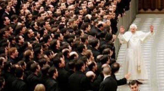 Benedicto XVI, en uno de sus &uacute;ltimos encuentros con seminaristas y sacerdotes.