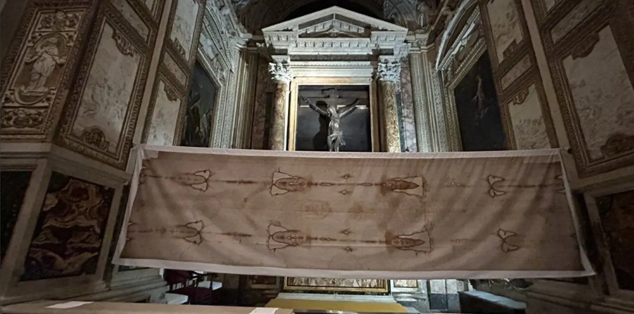 El arzobispo de Turín insiste en que los ataques mediáticos no deben eclipsar el sentido espiritual de la Sábana Santa. “Más allá de la polémica científica, este lienzo sigue siendo para millones de personas un símbolo de fe, de dolor redentor y de esperanza”, concluye.

Frente a los titulares llamativos y los estudios provocadores, la Iglesia mantiene una postura de prudencia, pero también de firme defensa de los numerosos datos que avalan la posibilidad de que, efectivamente, la Sábana Santa haya cubierto el cuerpo de Jesús tras su crucifixión.