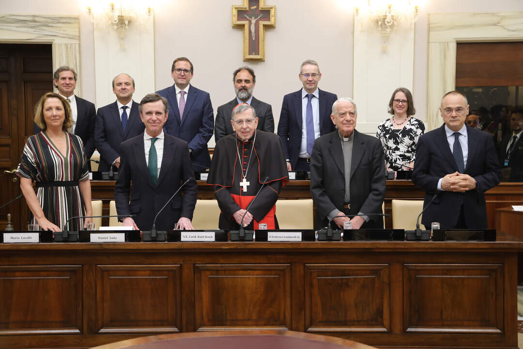 Autoridades y ganadores de la VII edici&oacute;n de los Premios Raz&oacute;n Abierta en la Pontificia Academia de las Ciencias en el Vaticano.