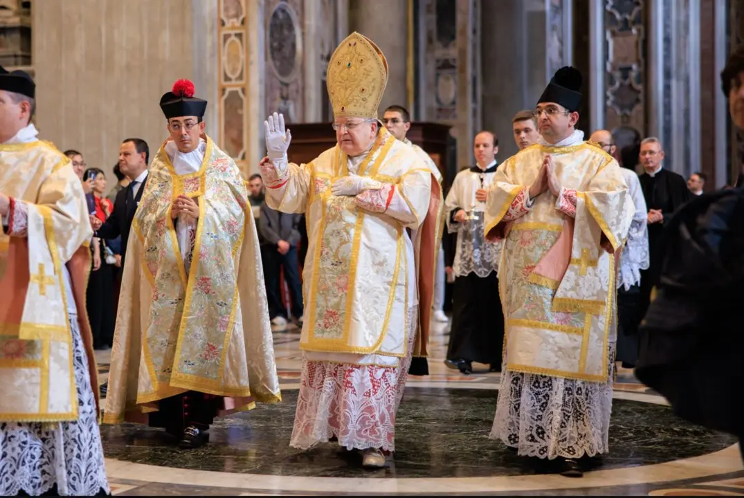 Burke celebra la misa tridentina en San Pedro. Crédito: Perfil X de Nuestra Señora de la Cristiandad - España
