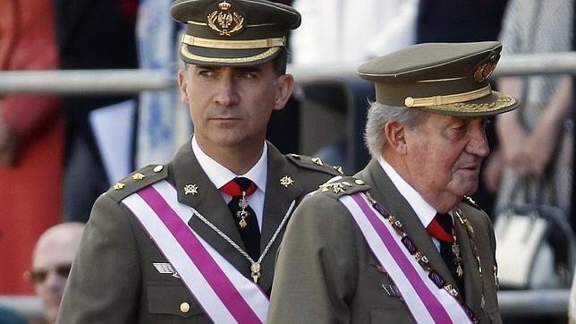 Don Felipe y don Juan Carlos en el desfile de ayer en El Escorial.