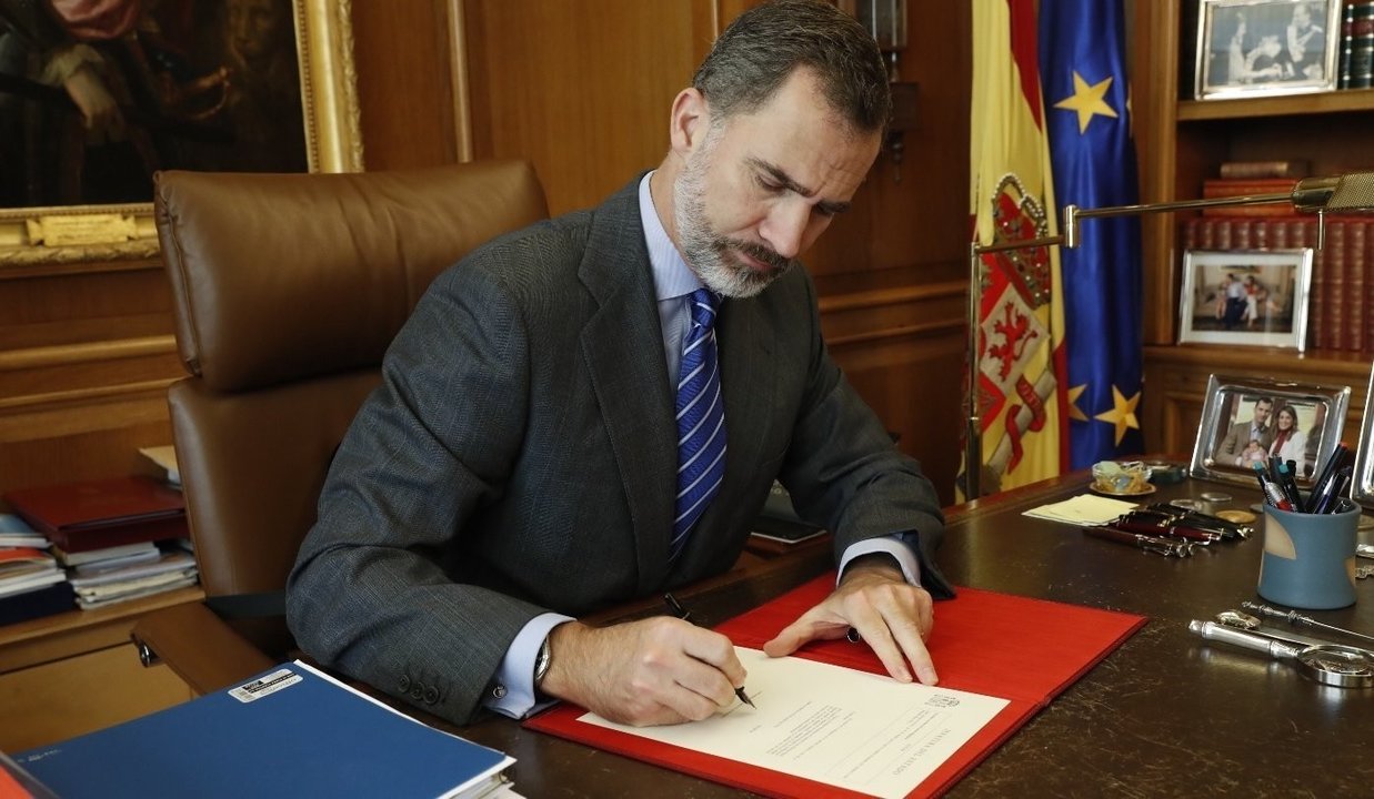 Felipe VI firma el decreto de nombramiento de Mariano Rajoy como presidente del Gobierno.
