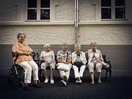 señoras mayores sentadas en un banco