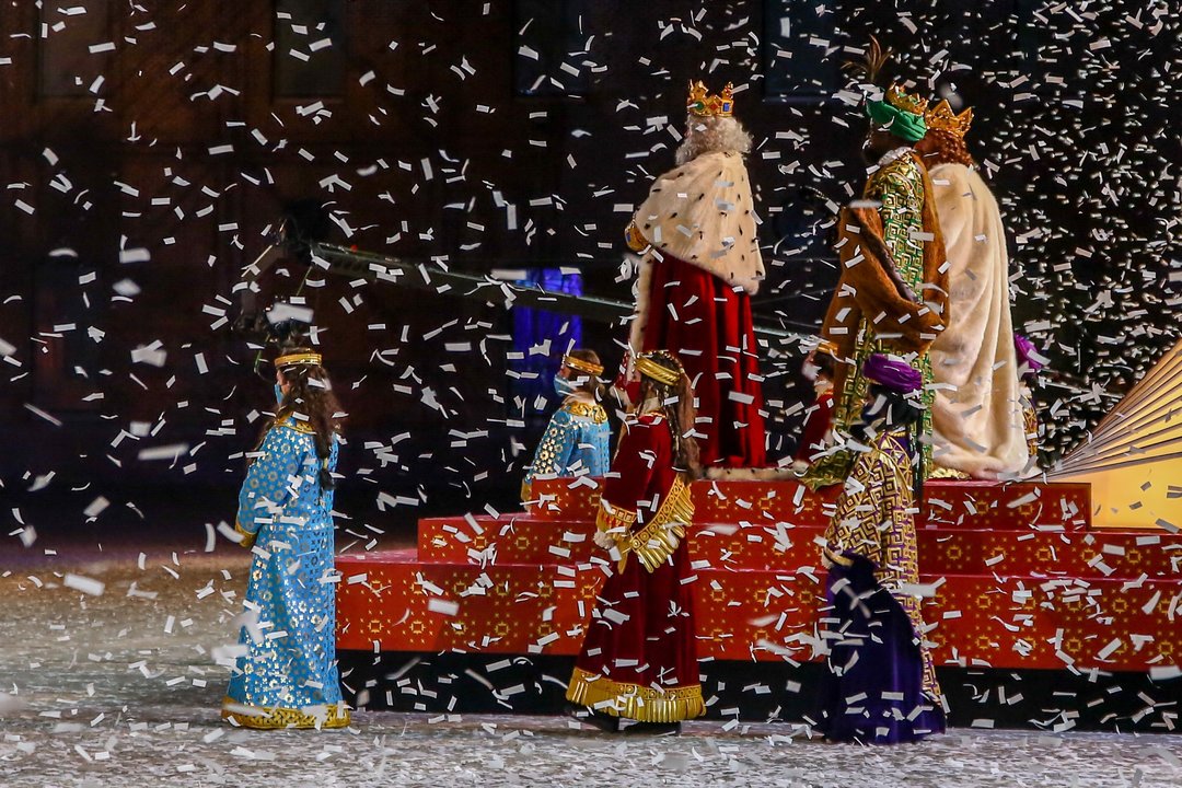 Llegada de los Reyes Magos junto con sus pajes en la cabalgata de Madrid.