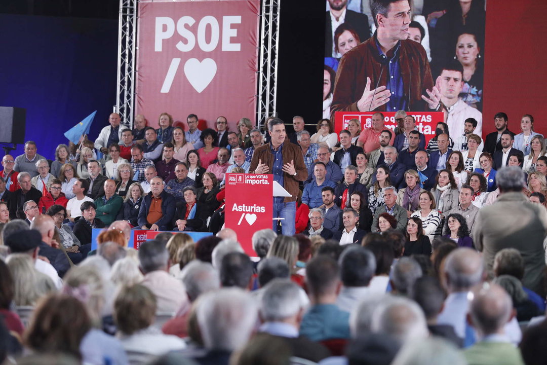 El secretario general del PSOE y presidente del Gobierno de España, Pedro Sánchez, interviene durante un acto de campaña en el Recinto Ferial, a 24 de mayo de 2023, en Gijón.
