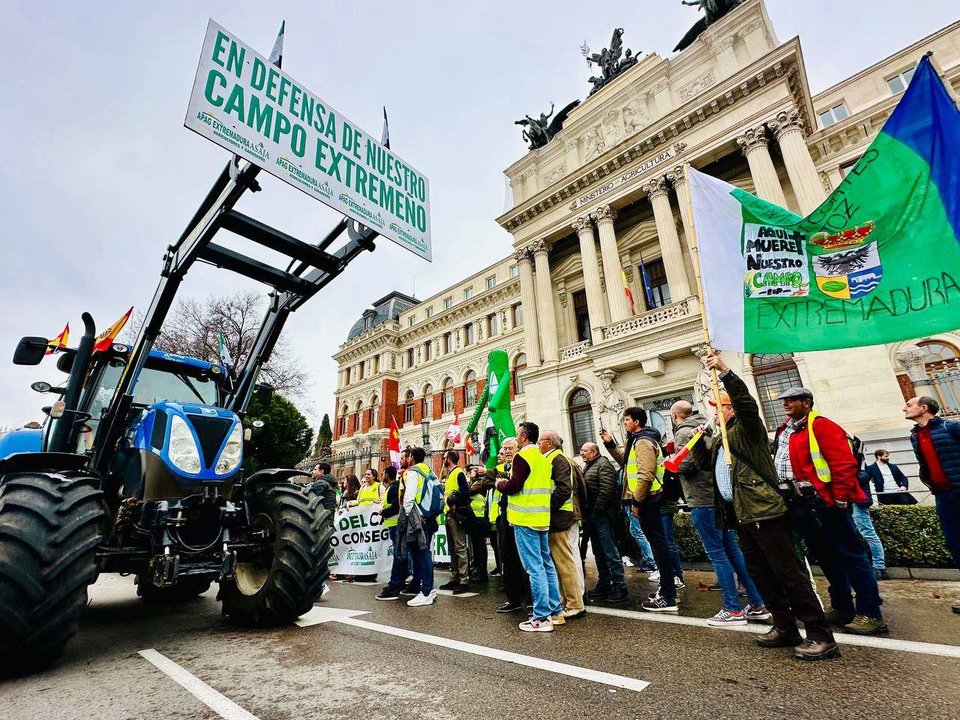 Movilización de agricultores a las puertas del Ministerio de Agricultura, en Madrid.