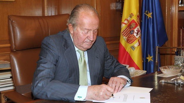 Don Juan Carlos firma su abdicación.