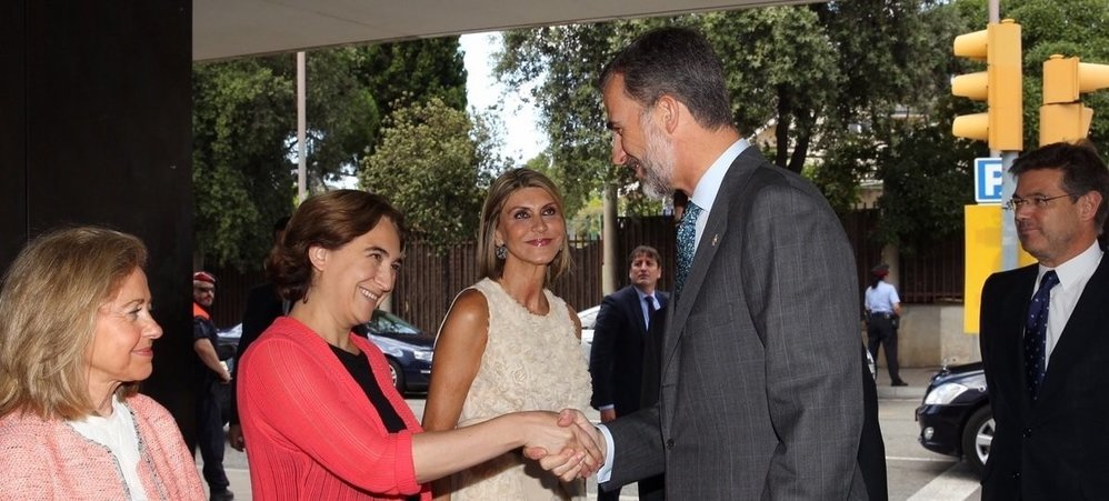 Ada Colau saluda a Felipe VI en un acto en Barcelona.