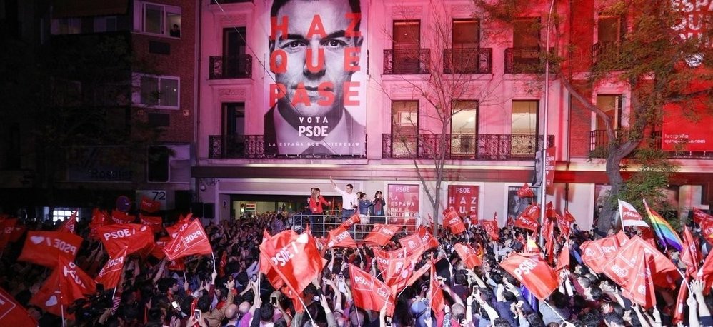 Celebración de la victoria del PSOE en la calle Ferraz.