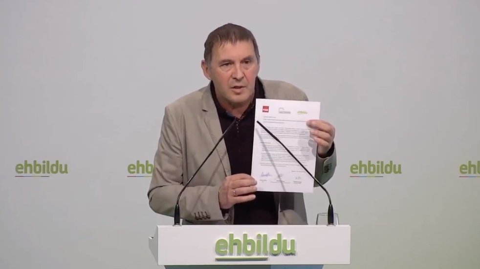 Arnaldo Otegi muestra el documento pactado con PSOE y Unidas Podemos.