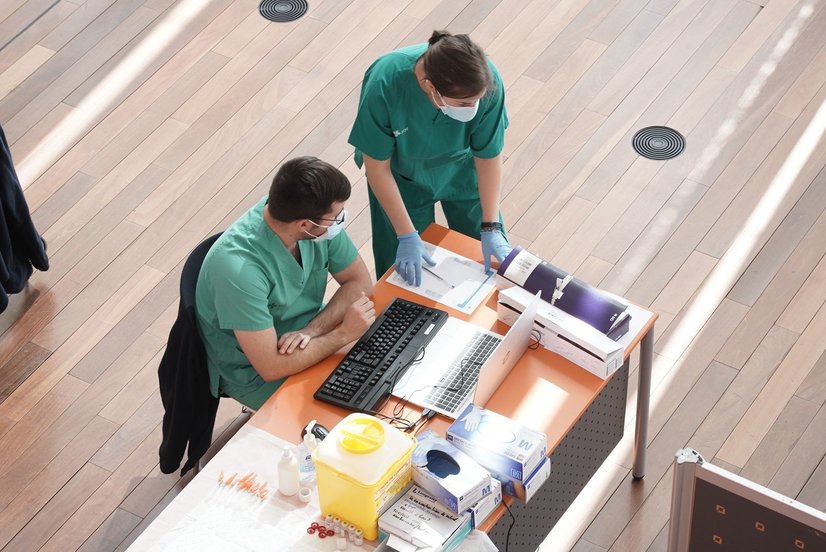 Dos profesionales sanitarios, en un dispositivo de vacunación contra la COVID-19 en el Centro Cultural Miguel Delibes, en Valladolid, Castilla y León (España), a 9 de marzo de 2021.
