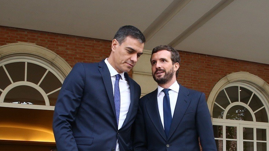 Pedro Sánchez, presidente del Gobierno, y Pablo Casado, líder de la oposición