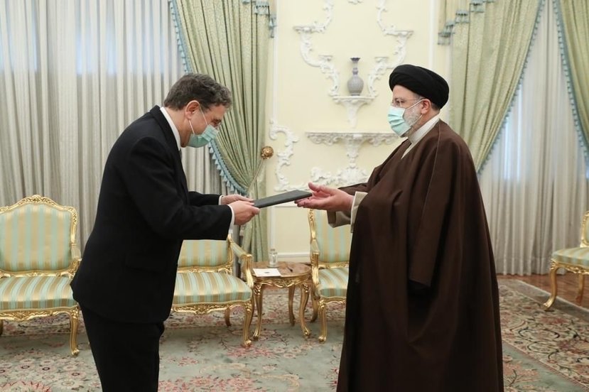 El nuevo embajador español Ángel Losada presenta sus cartas credenciales al presidente de Irán, Ebrahim Raisi.