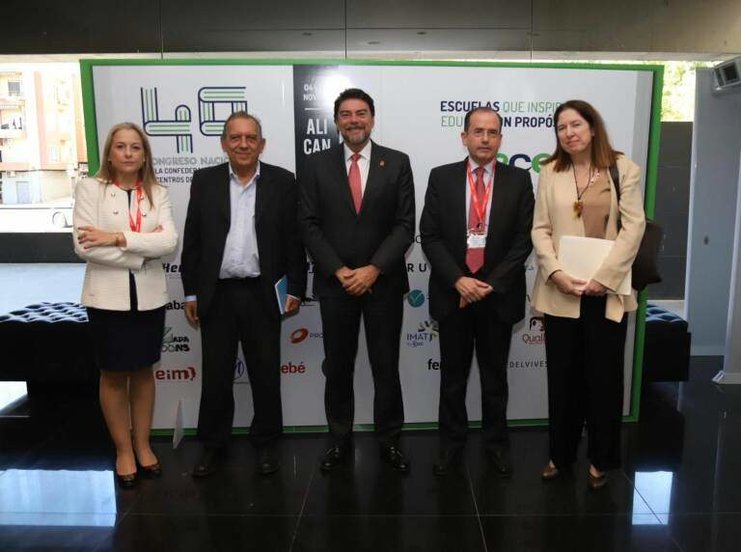 Representantes del congreso de la Confederación Española de Centros de Enseñanza, en el Ayuntamiento de Alicante con el alcalde.