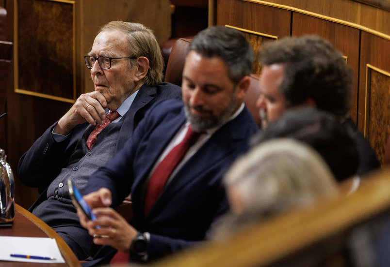 De izquierda a derecha. El candidato de la moción de censura, profesor y economista Ramón Tamames; el líder de Vox, Santiago Abascal y el portavoz en el Congreso, Iván Espinosa de los Monteros, durante la segunda sesión de la moción de censura este miércoles.