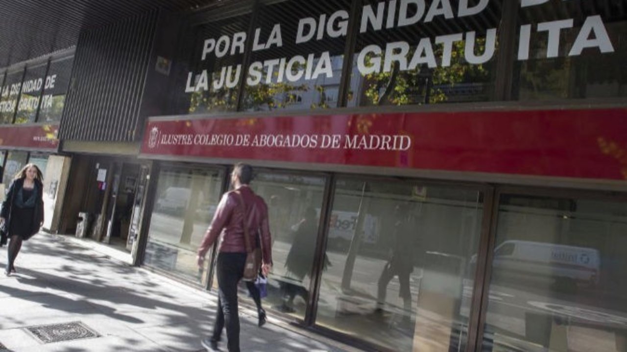 Un despacho de abogados presenta quejas contra dos letrados en los Colegios de Valencia y Madrid por comentarios homófobos y vejaciones