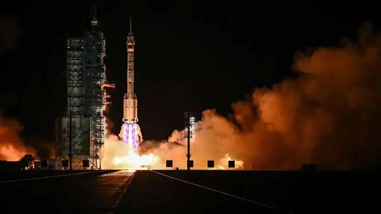 Despegue del cohete Long March-2F rumbo a Tiangong. Imagen Hector Retamal/AFP