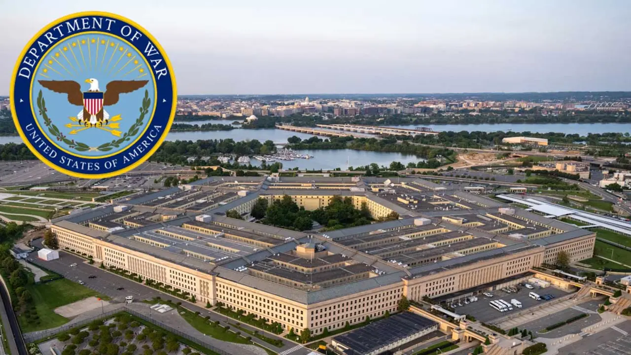 La nueva placa del Departamento de Guerra en la River Entrance. Imágenes de Wikipedia