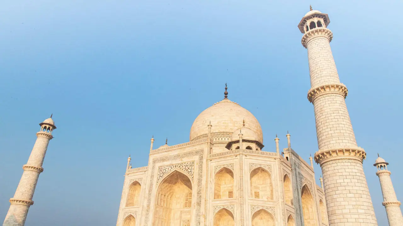 Neus Nualart frente al Taj Mahal antes de la salida del sol