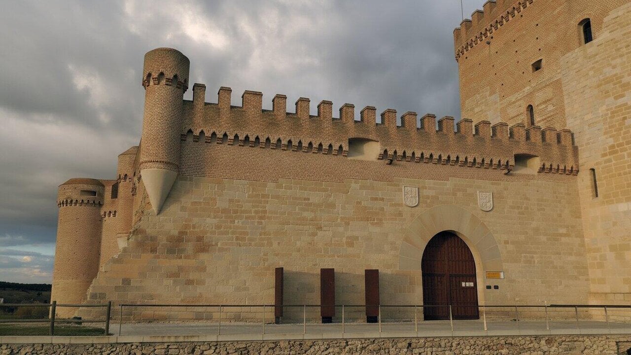 Pueblo amurallado de &Aacute;vila con su emblem&aacute;tico castillo medieval y murallas hist&oacute;ricas imponentes