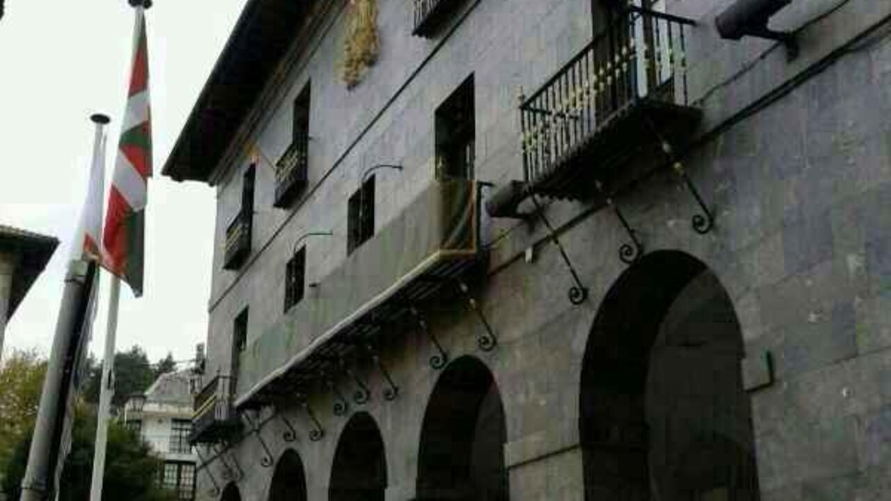 Las banderas del Pa&iacute;s Vasco y de Guip&uacute;zcoa en sus m&aacute;stiles, y la peque&ntilde;a ense&ntilde;a espa&ntilde;ola en un balc&oacute;n.