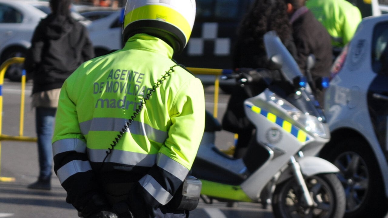 Varios agentes de movilidad controlan el tr&aacute;fico en una calle de Madrid.