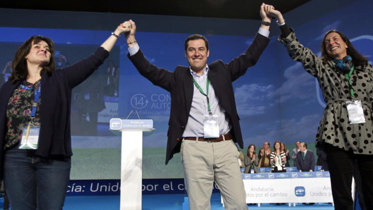 De izquierda a derecha, Virginia P&eacute;rez, vicesecretaria general del PP andaluz; Juan Manuel Moreno, presidente; y Dolores L&oacute;pez, secretaria general.