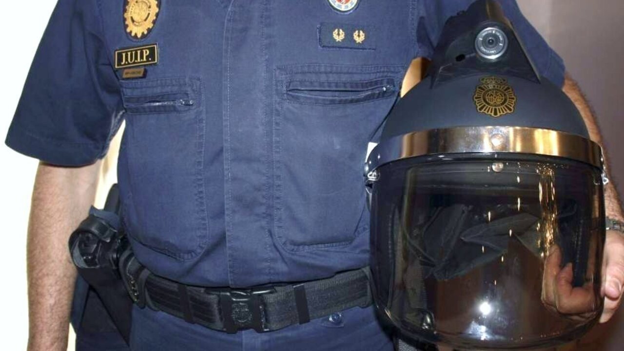 Uno de los cascos con c&aacute;mara integrada que ya utilizan los agentes antidisturbios.