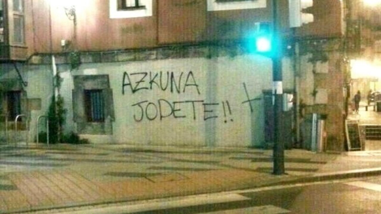 Una de las pintadas contra I&ntilde;aki Azkuna aparecidas en Bilbao tras su muerte.