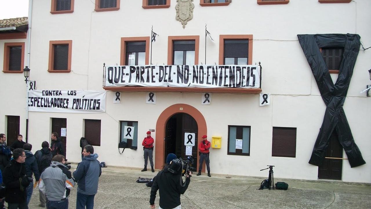Fachada del ayuntamiento de Garinoa&iacute;n con pancartas contra Derecha Navarra y Espa&ntilde;ola.