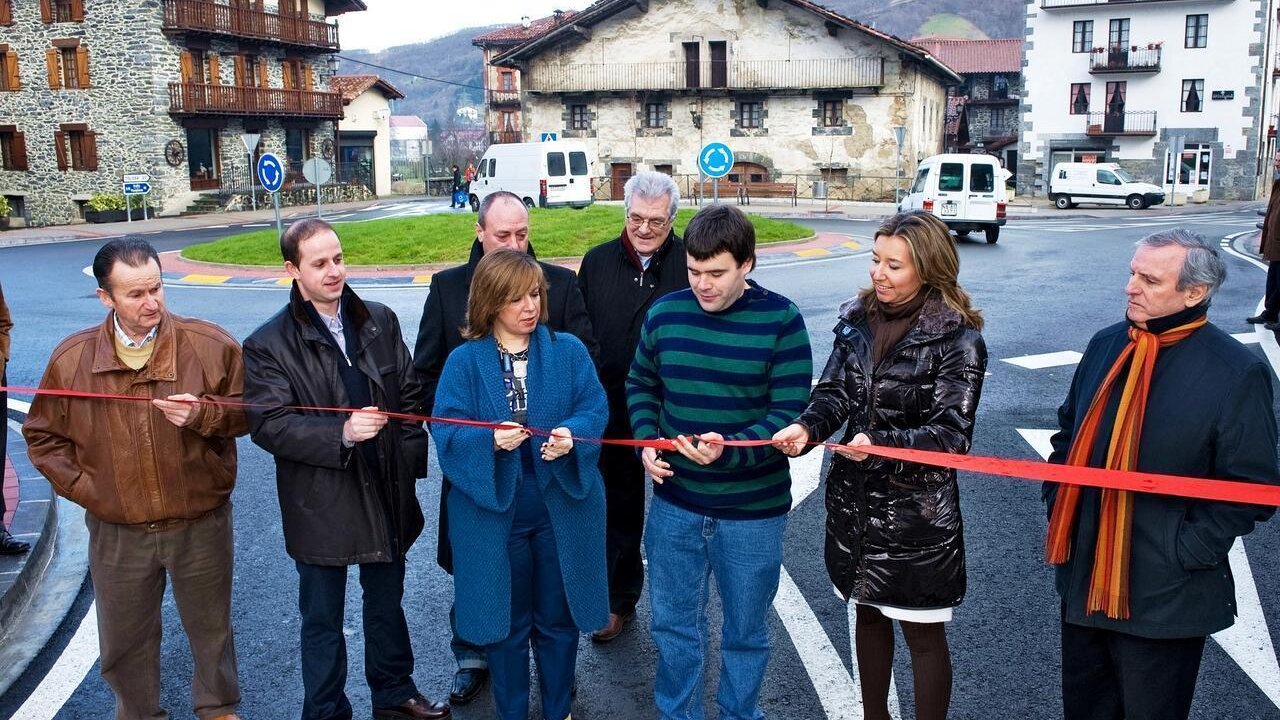 Javier Zabalo (en el centro, con jersey de rayas), cuando era alcalde de Leitza.