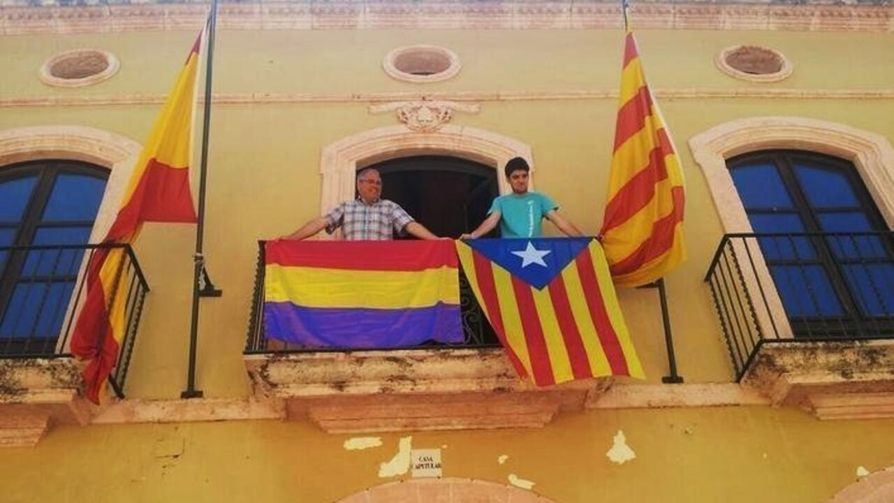 El alcalde de Altafulla (Tarragona) cuelga una bandera republicana en el balc&oacute;n del ayuntamiento.