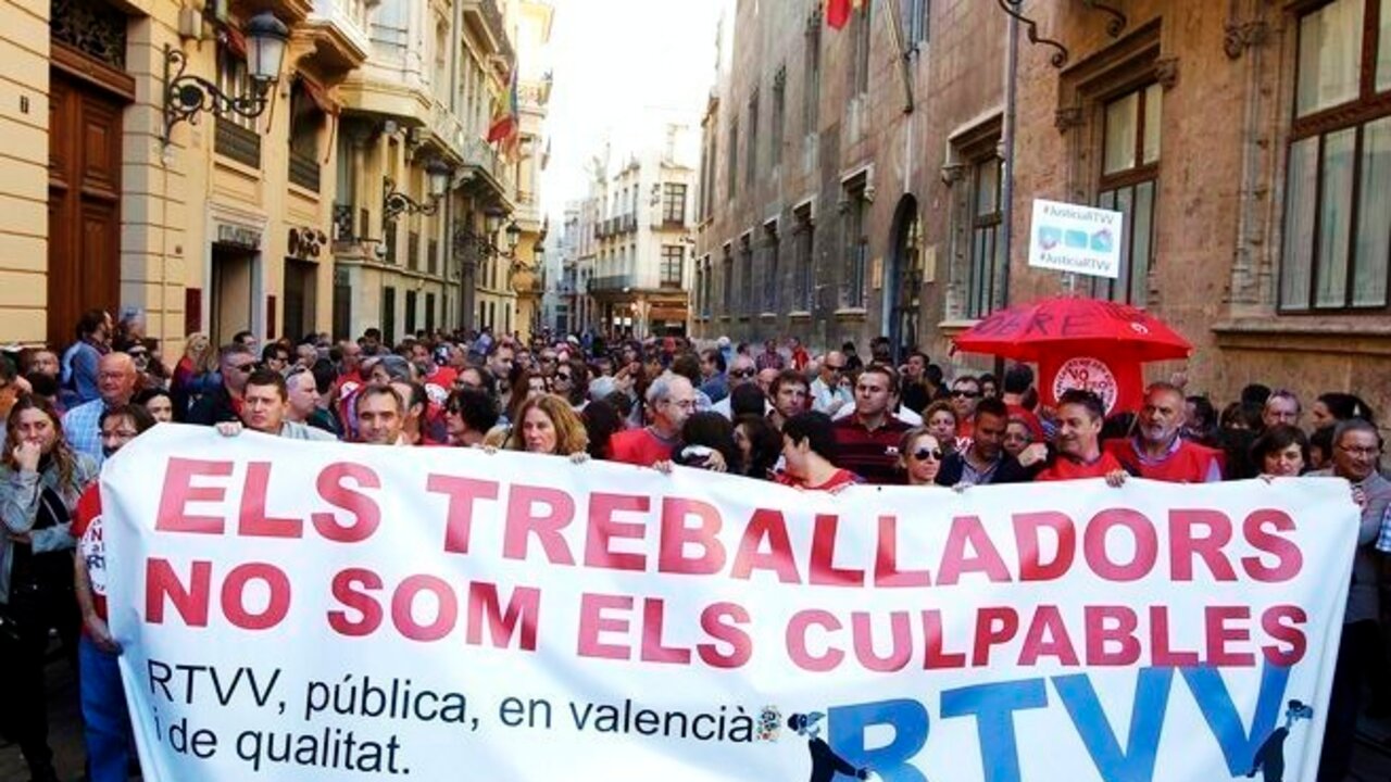 Trabajadores de RTVV se manifiestan contra el cierre del ente auton&oacute;mico.