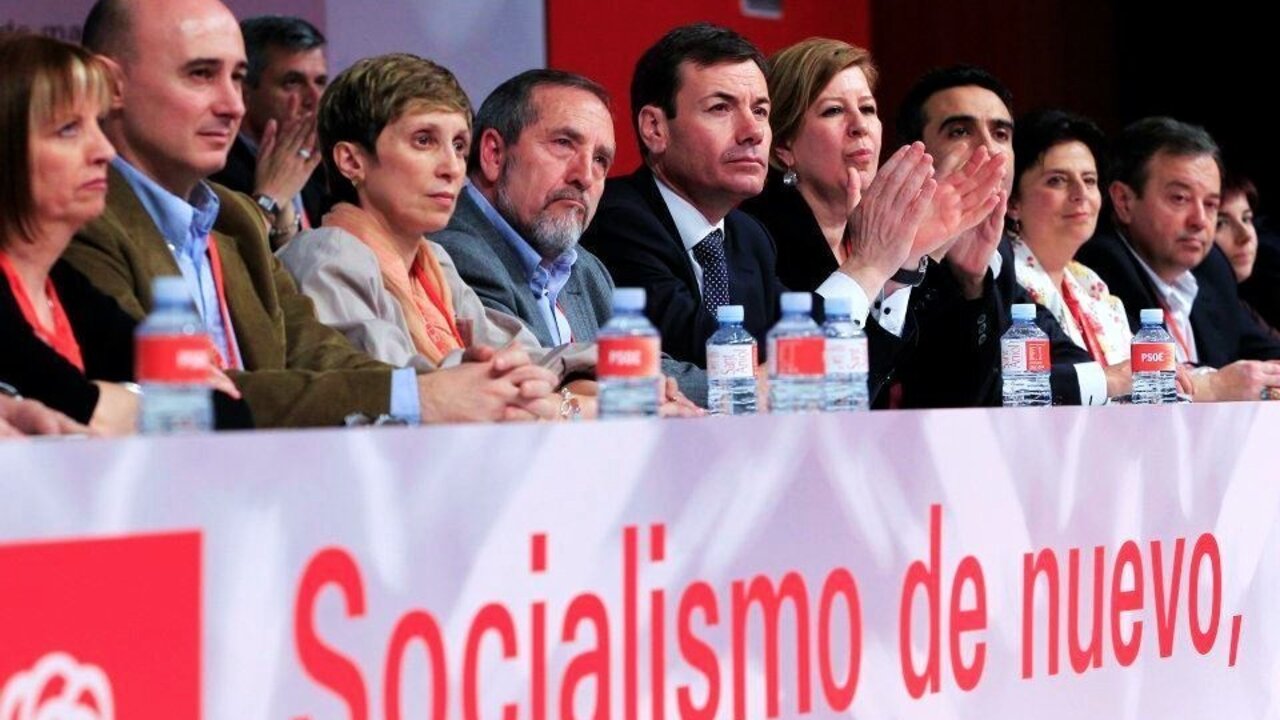 La ejecutiva del PSM, con Tom&aacute;s G&oacute;mez en el centro aplaudiendo, en el &uacute;ltimo Congreso regional.