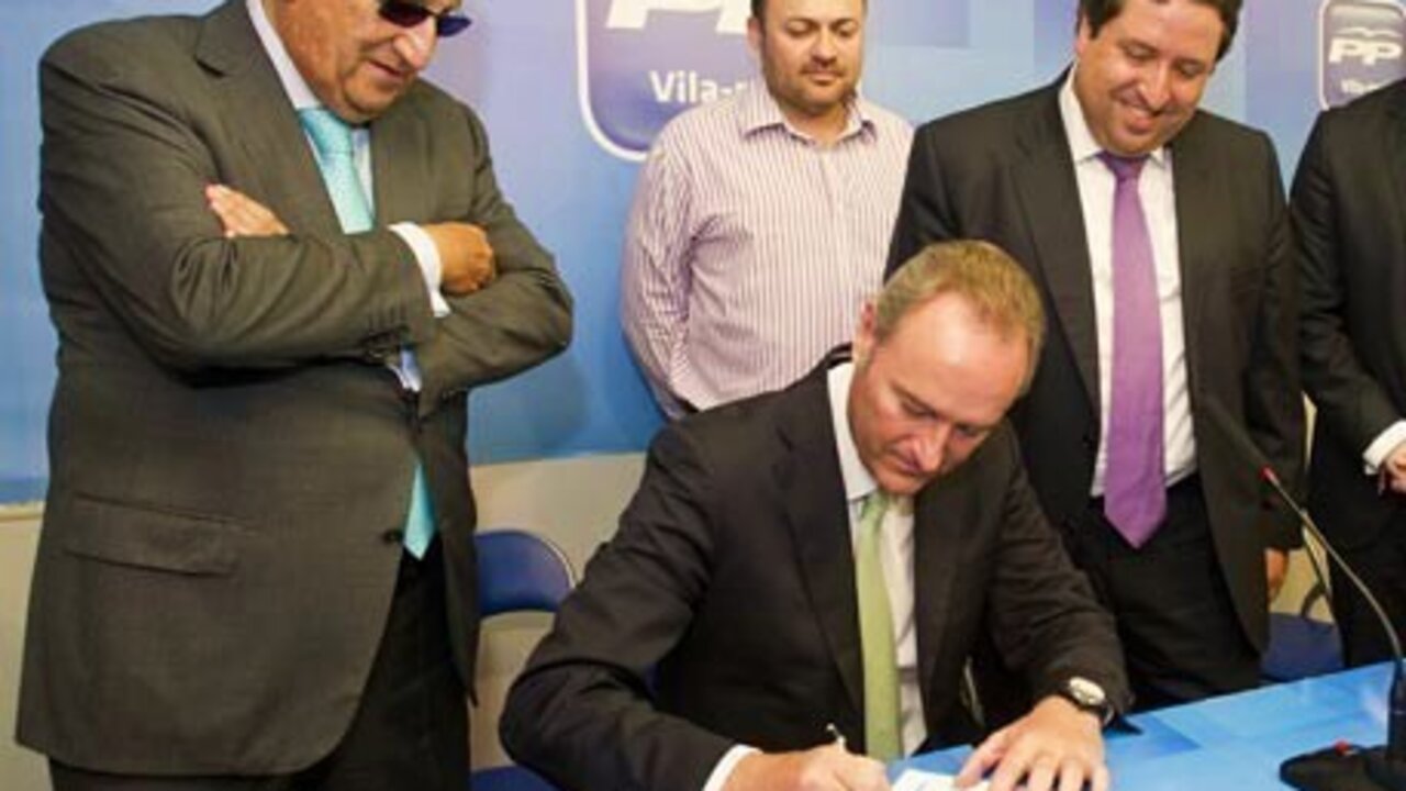 El presidente valenciano Alberto Fabra, entre Carlos Fabra (izquierda) y el sucesor de &eacute;ste, Javier Moliner (derecha).