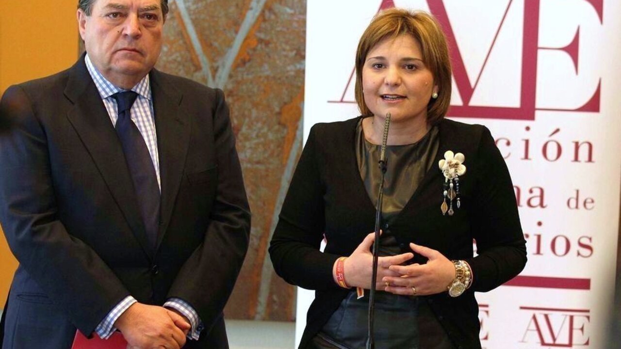 El presidente de la Asociaci&oacute;n Valenciana de Empresarios, Vicente Boluda, con la consejera de Infraestructuras, Isabel Bonig.