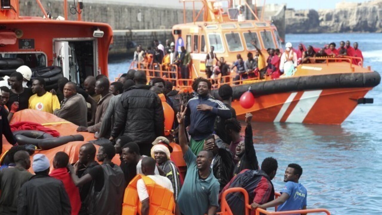 Un buque de Salvamento Mar&iacute;timo con inmigrantes rescatados de una patera.