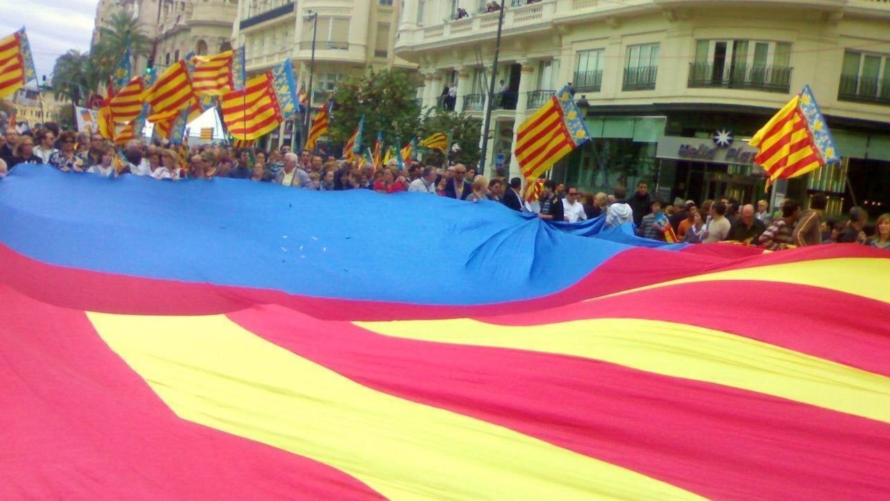 Senyeras valencianas en una concentraci&oacute;n.