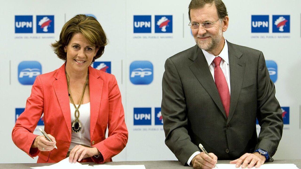Yolanda Barcina y Mariano Rajoy firman un acuerdo entre UPN y PP para acudir juntos a las elecciones generales.