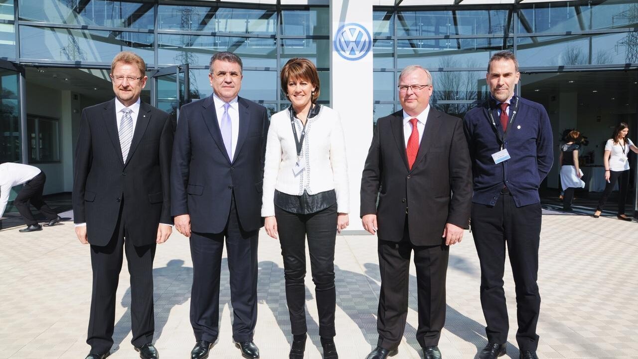 La presidenta de Navarra, Yolanda Barcina, en una visita a la f&aacute;brica de Volkswagen.