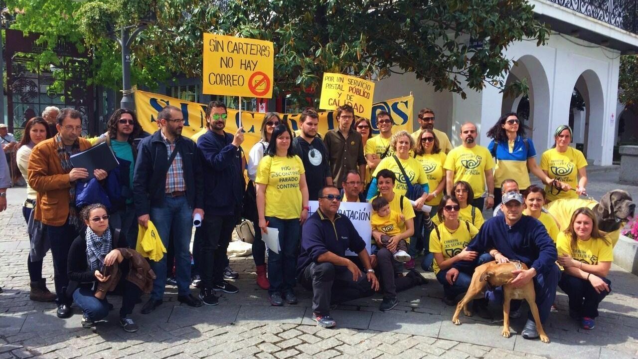Trabajadores de correos con &Iacute;&ntilde;igo Errej&oacute;n (Podemos).