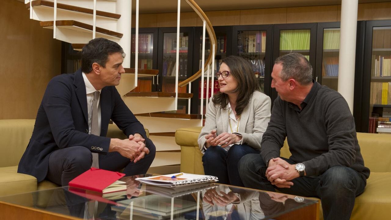 Pedro S&aacute;nchez, con la l&iacute;der de Comprom&iacute;s, M&oacute;nica Oltra, y el portavoz, Joan Baldov&iacute;.