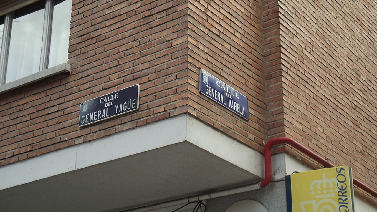 Esquina de las calles General Yag&uuml;e y General Varela en Madrid.