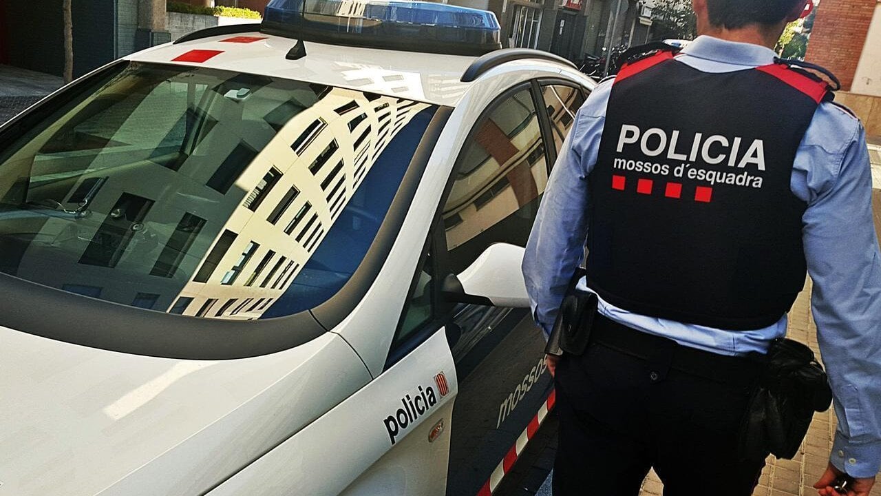 Agente de los Mossos d&rsquo;Esquadra con chaleco antibalas.